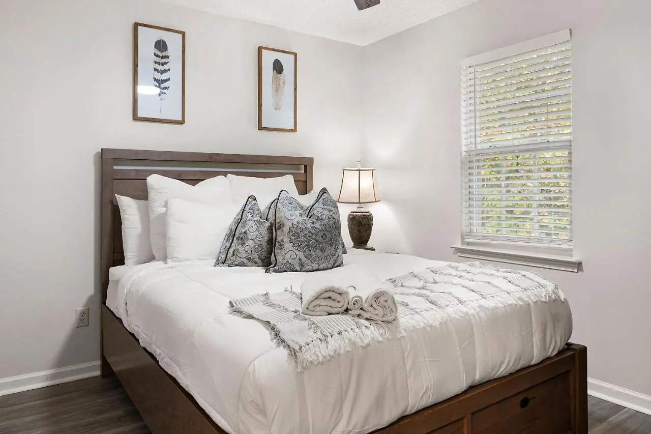 Updated 3B 2 5B University Home -King Bed- Jacuzzi Charlotte 0*,  USA