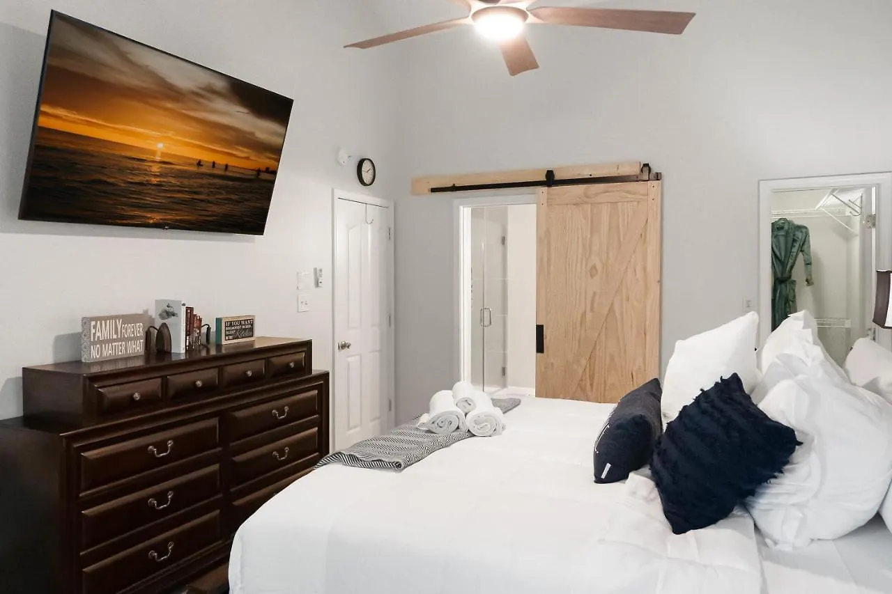 Updated 3B 2 5B University Home -King Bed- Jacuzzi Charlotte